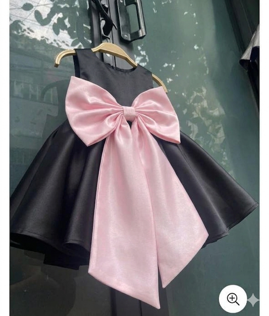 Big bow and tiny hearts